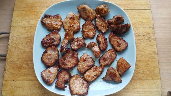 chrupiaca-wieprzowina-w-slonym-sosie-po-smazeniu