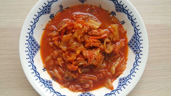 Zupa-z-kimchi-Kimchi-jigae-Kimchi Zupa z kimchi z miękkim tofu Kimchi jigae cięcie kimchi