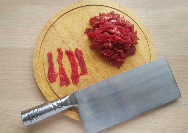 Zupa-z-kimchi-Kimchi-jigae-ciecie-miesa Zupa z kimchi z miękkim tofu Kimchi jigae cięcie mięsa