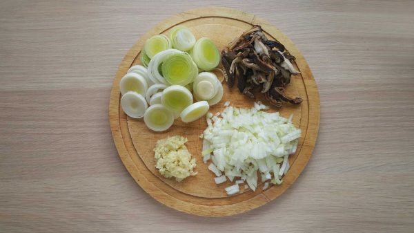 Zupa-z-kimchi-Kimchi-jigae-ciecie-warzywa Zupa z kimchi z miękkim tofu Kimchi jigae cięcie warzyw