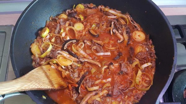 Zupa-z-kimchi-Kimchi-jigae-dashi Zupa z kimchi z miękkim tofu Kimchi jigae dodanie dashi