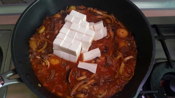 Zupa-z-kimchi-Kimchi-jigae-dodanie-tofu