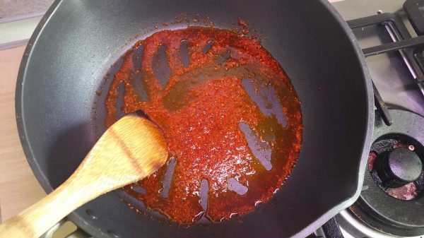 Zupa-z-kimchi-Kimchi-jigae-gochugaru Zupa z kimchi z miękkim tofu Kimchi jigae smażenie gochugaru
