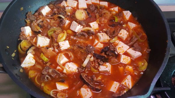 Zupa-z-kimchi-Kimchi-jigae-gotowe Zupa z kimchi z miękkim tofu Kimchi jigae danie gotowe