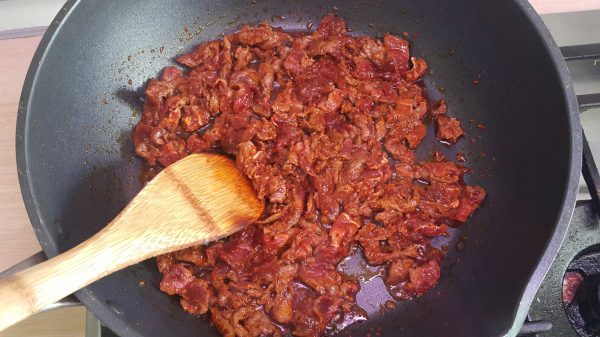Zupa-z-kimchi-Kimchi-jigae-smazenie-miesa Zupa z kimchi z miękkim tofu Kimchi jigae smażenie mięsa