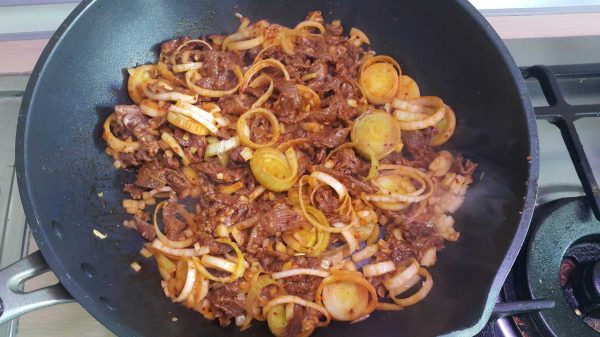 Zupa-z-kimchi-Kimchi-jigae-smazenie-warzyw Zupa z kimchi z miękkim tofu Kimchi jigae smażenie warzyw