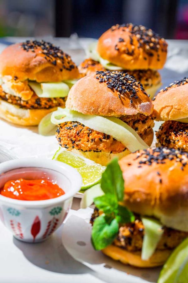 Burgery-z-chrupiacymi-kotletami-z-lososia4 Burgery z chrupiącymi kotletami z łososia
