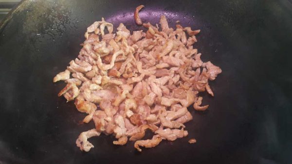 Karkowka-z-marchwia-stri-fry-w-karmelowym-sosie-smazenie-miesa