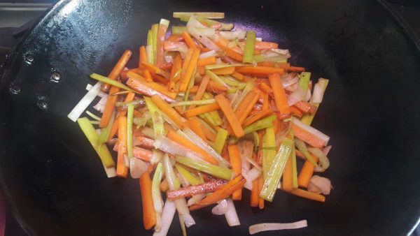 Karkowka-z-marchwia-stri-fry-w-karmelowym-sosie-smazenie-warzyw Karkówka z marchwią stri-fry w karmelowym sosie smażenie warzyw