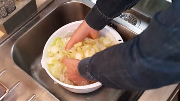doskonala-kimchi-z-kapusty-plukanie-kapusty doskonała kimchi z kapusty pekińskiej płukanie kapusty